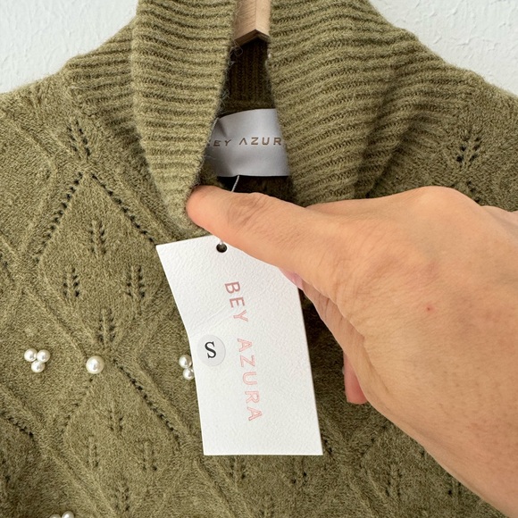 NWT Bey Azura Green Turtleneck Short Sweater With Pearl Beads - Picture 7 of 7